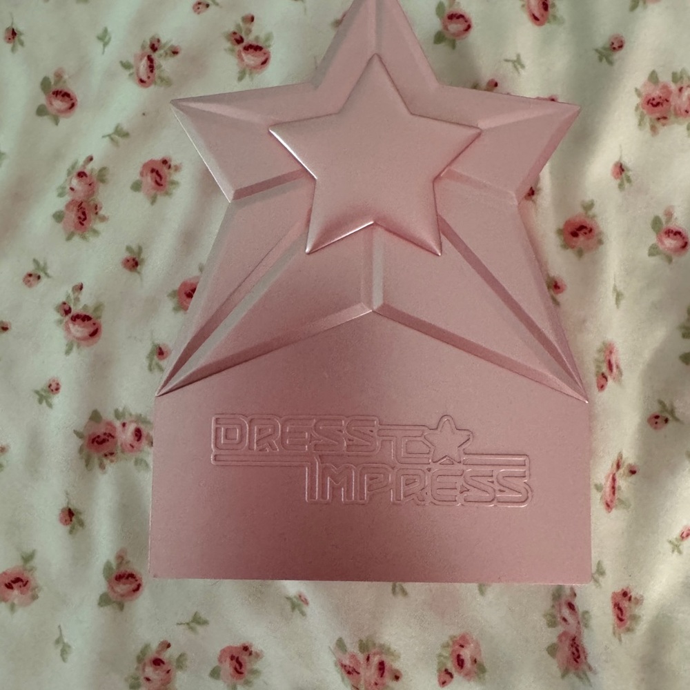 Bubblegum Pink Dress to Impress Compact Palette